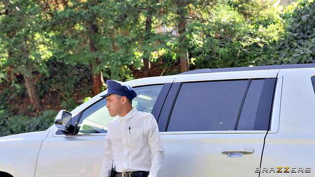 Две пышные бабы заманили парня в ванну и устроили ему горячий секс втроем с пузырями и страстью.