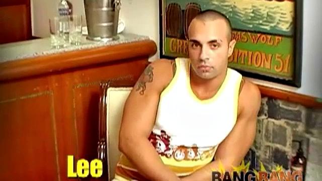 Ли Толедо дрочит свой член, будто спешит к очередному парню в спортзал