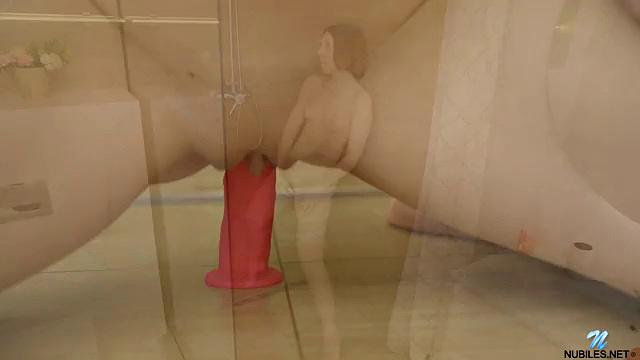 Либби Брайт жадно дрочит в душе, не удержавшись от страсти к игрушкам