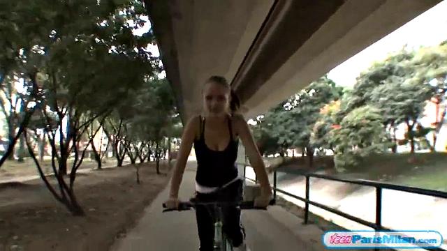 Сиськи на руле, а взрослая латинка снимает велопрогулку с раздеванием - вот это покаталась!