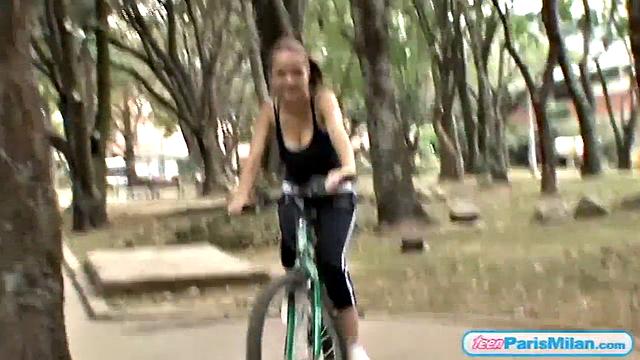Сиськи на руле, а взрослая латинка снимает велопрогулку с раздеванием - вот это покаталась!