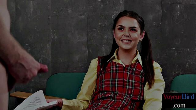 Студентка в колготках дразнит профессора и ловит взгляды под юбкой с каменным лицом юмора.