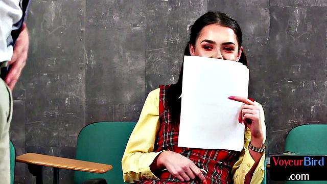 Студентка в колготках дразнит профессора и ловит взгляды под юбкой с каменным лицом юмора.