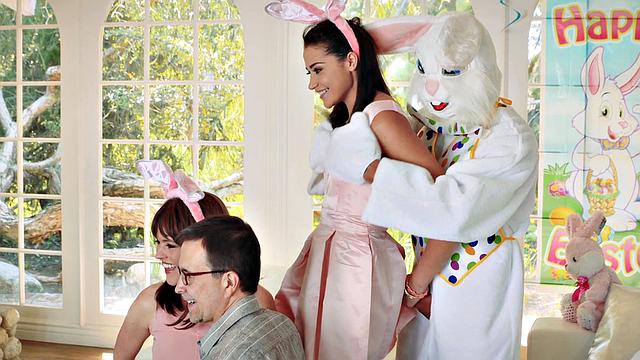 развратные пасхальные сучки трахаются как кролики