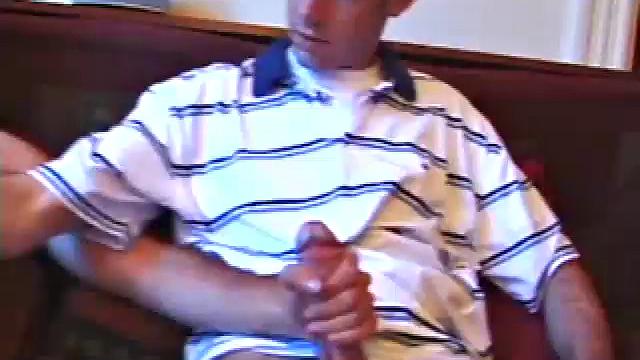 Два друга смотрят порно, и один не выдерживает - жадно тянется к члену