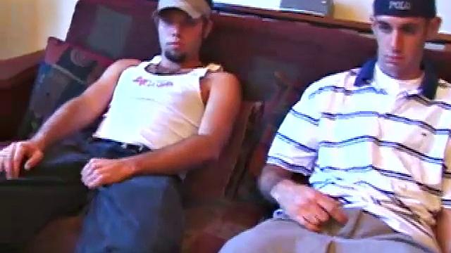 Два друга смотрят порно, и один не выдерживает - жадно тянется к члену