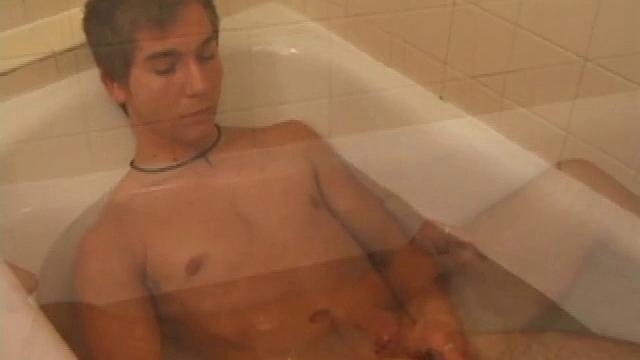 Брок дрочит дома и кончает густо, любительское гей-видео.