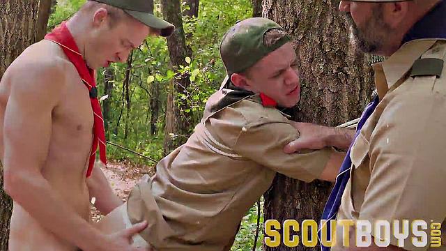 волосатый медведь связан и отъебан на природе