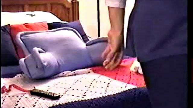 Закк дрочит на камеру и заливает экран спермой для парней-гей зрителей.