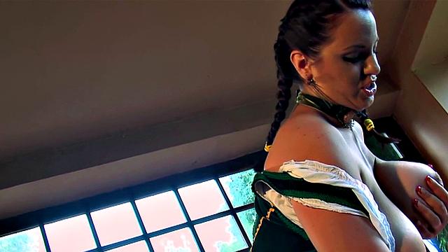 Сочная брюнетка Joana Bliss дрочит в костюме пышногрудой официантки Октоберфеста