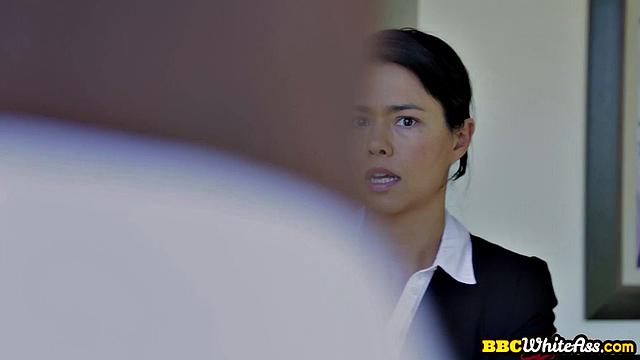 Два черных жеребца трахают зрелую с большой жопой в анал втроем.