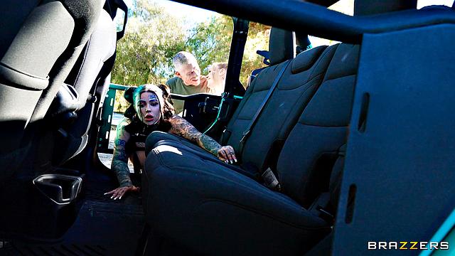 Zoey Uso и Valentine Vixen устраивают жаркую групповуху с Mick Blue в машине прямо на обочине трассы, страстно катаются на члене и не скрывают желания.