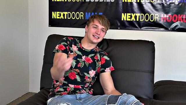 Amateur solo with sexy body jerks on casting