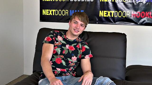 Amateur solo with sexy body jerks on casting