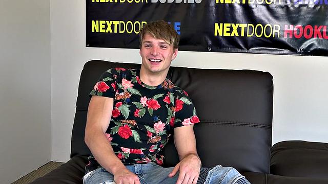 Amateur solo with sexy body jerks on casting