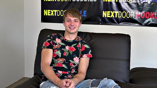 Amateur solo with sexy body jerks on casting