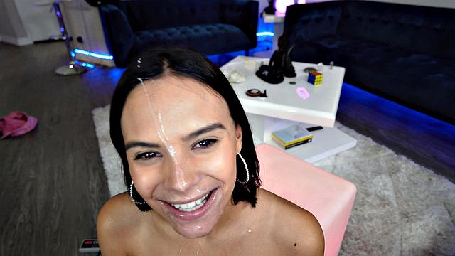 Вайолет Старр снимает домашнее порно с парнем