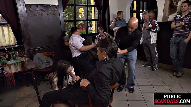 Хрупкая покорная даёт толпе по полной программе на публике.