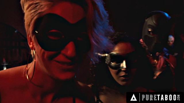 Психолог Дана ДеАрмонд вытащила Майю Кендрик с боязнью толпы на жёсткую оргию в клубе, Стив Холмс не остался в стороне.