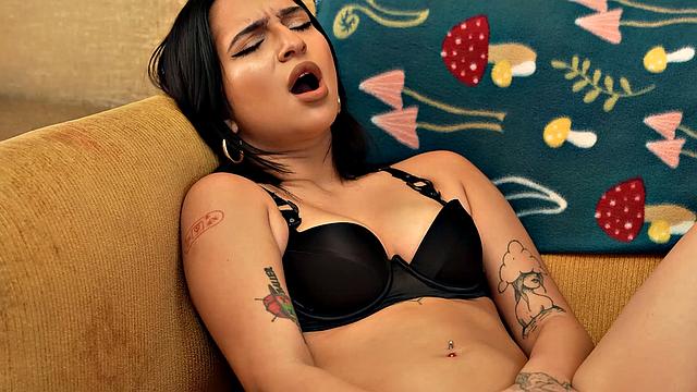 Киана Кумани трахает себя дилдо на диване