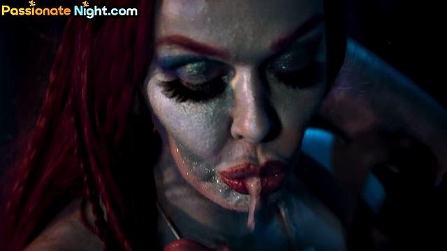 Рыжая с круглой жопой скачет на члене, как будто фитнес - её любимый спорт.