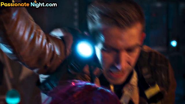 Рыжая с круглой жопой скачет на члене, как будто фитнес - её любимый спорт.