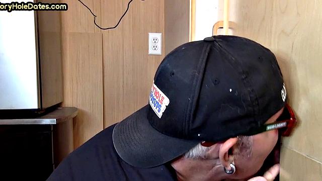 Зрелый мачо в джокстрапе сосёт член и получает по полной через дырку