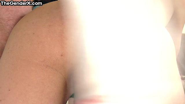 Похотливая транса сосёт и отдаётся парню в задницу с огоньком, пока он при деле смеётся над её страстью.