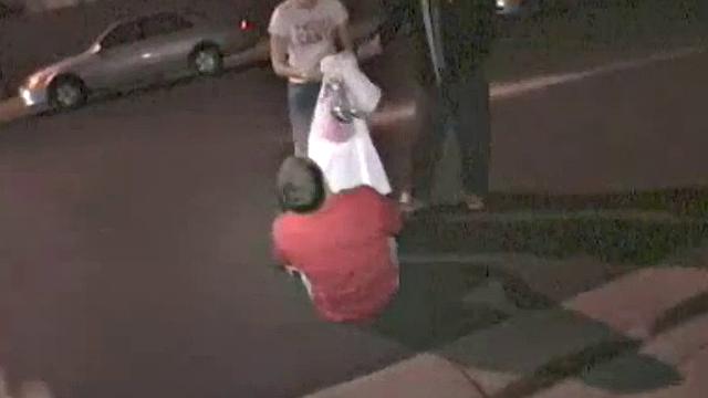 студенческая тусовка: лесби парочка устроила шоу для всех зевак