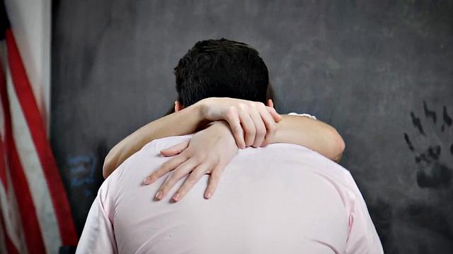 татуированная шалунья глотает по полной и скачет как дикая-примерная ей не быть