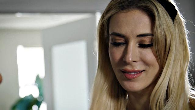 татуированная шалунья глотает по полной и скачет как дикая-примерная ей не быть