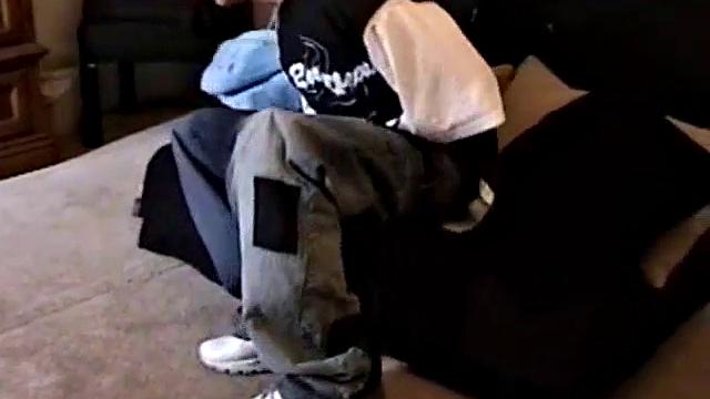 Маршалл дрочит и кончает на камеру