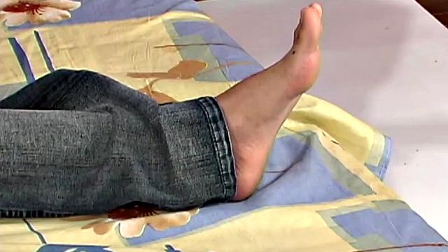 Skinny and smooth Latino jerks off on his bed, showing his bubble butt