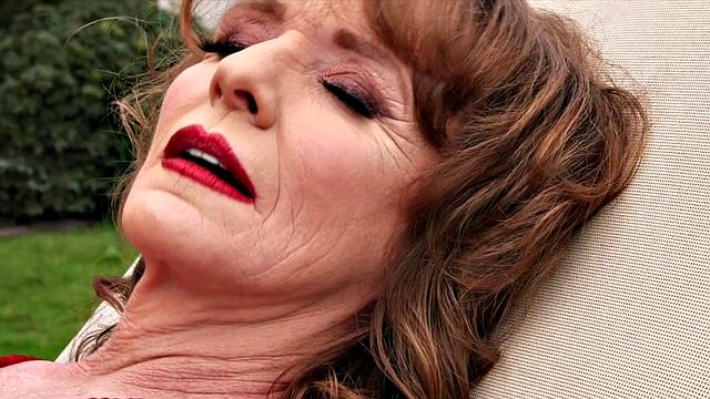 Bikini GILF Fills Her Ass