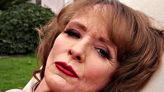 Bikini GILF Fills Her Ass