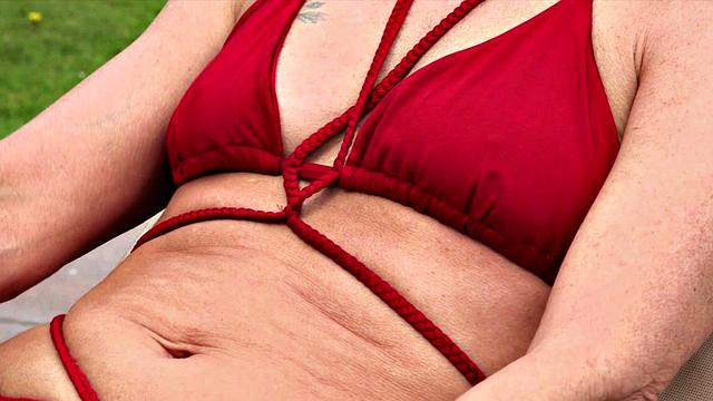 зрелая бабушка в бикини трахается игрушкой в жопу