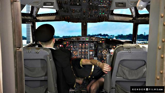 транс-стюардесса трахается с накачанным парнем и пышногрудой красоткой