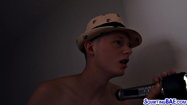 Stunning babe cockriding lucky dude