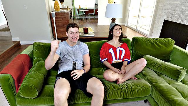 пульт достался, а трусы ушли - классика домашнего секса