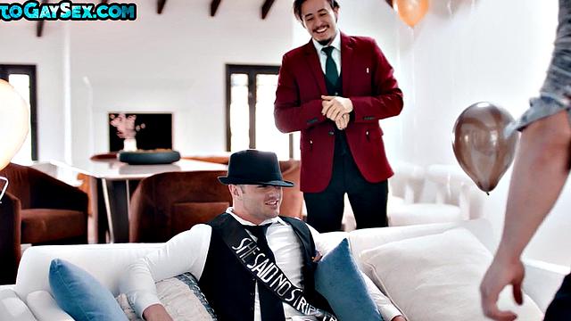 Stud barebacked by hairdresser till cumshot