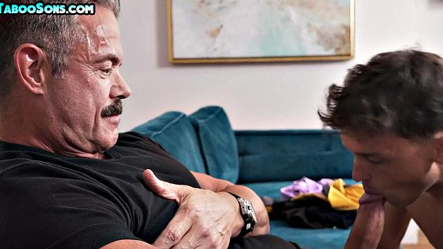 чокнутый отчим кончает на лицо пасынку после голого траха