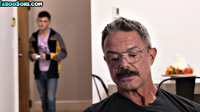 чокнутый отчим кончает на лицо пасынку после голого траха