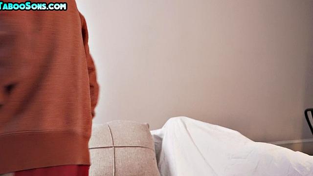 чокнутый отчим кончает на лицо пасынку после голого траха