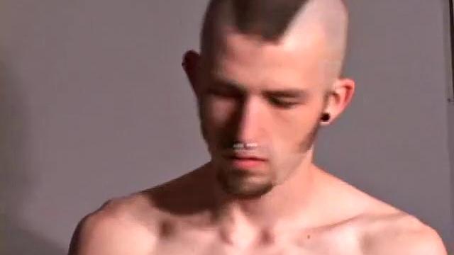 ник стевенс дрочит член и мощно кончает