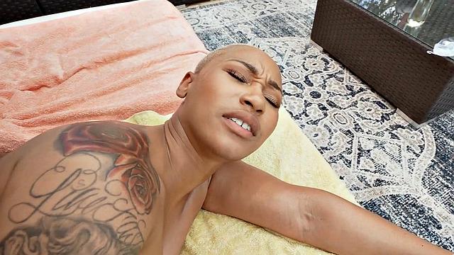 черная телка с сиськами ловит bbc на природе - бобры аплодируют