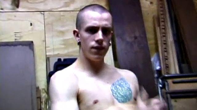 Шейн дрочит на камеру и кончает