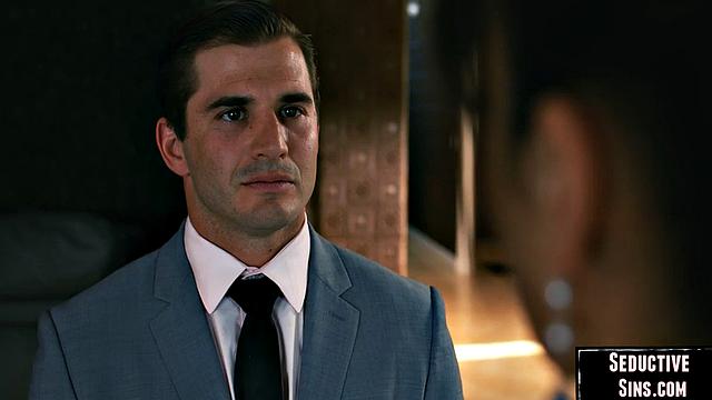 Зрелая блондинка с огромной грудью жёстко отдалась молодому любовнику в белье и получила яркий оргазм.