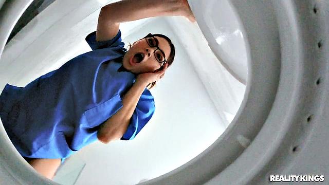 Алекc Стар в халате соблазняет Кайла Мейсона, он не может устоять перед её телом и жестко трахается с ней в ванной комнате, пока она спешит на работу.