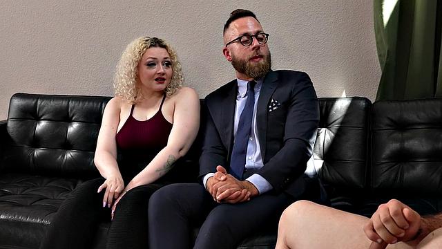 Muscled hunk wanks cock for voyeurs on therapy