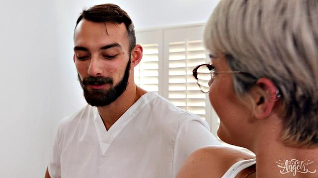 Дейзи Тейлор забила на мамины советы и выпросила у массажиста настоящий финиш с shemale антуражем.